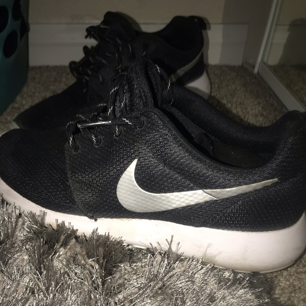 Nike Roshe Run Sneakers ✨